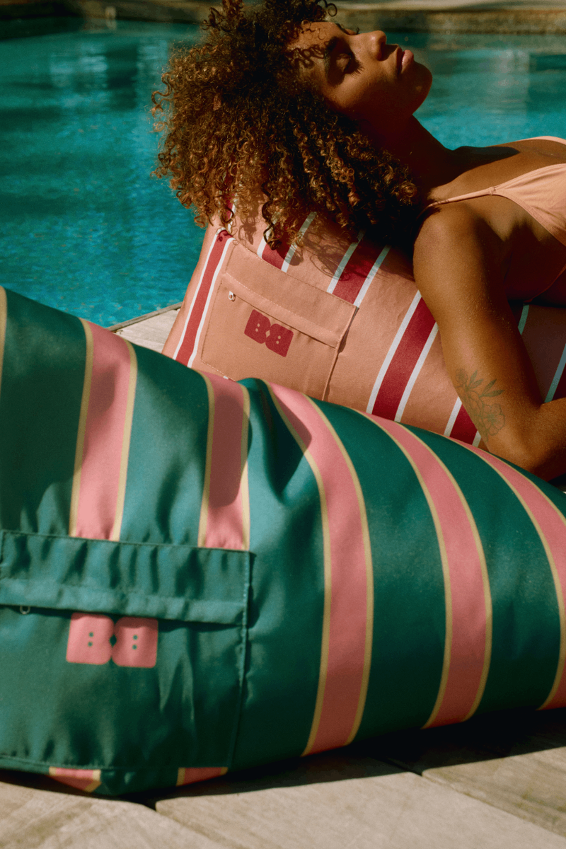 coussin de piscine vert et rose rayé